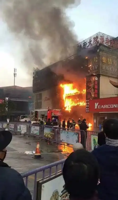 合肥步行街两家商铺失火,现场火势很大!
