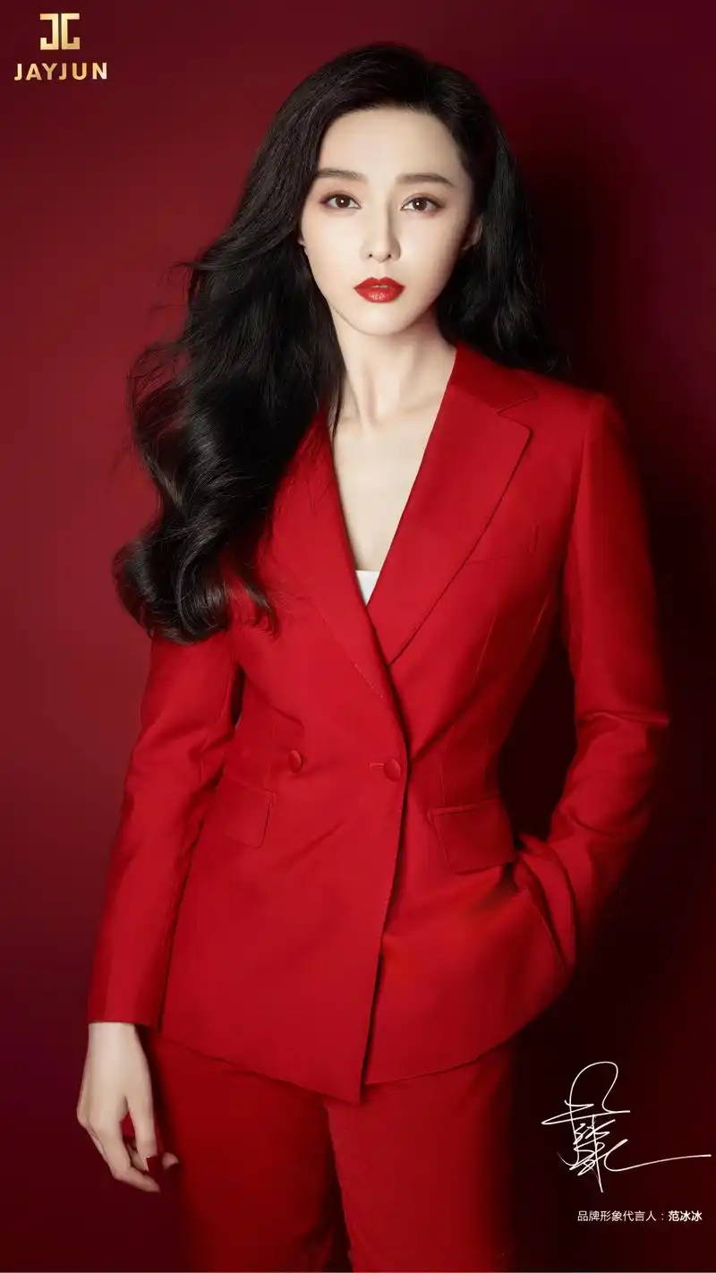 ad campaigns | 身着一袭石榴红色西装的范冰冰,拥有着妩媚的容颜和