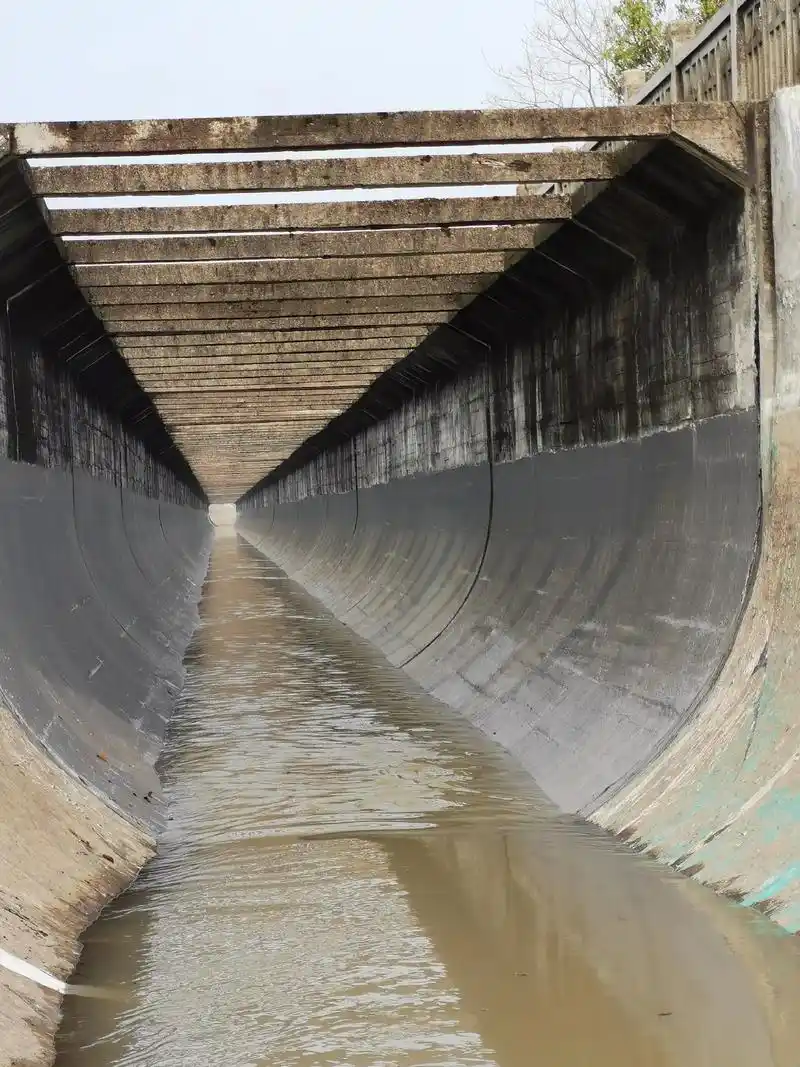 手工聚脲渡槽防水施工 - 抖音