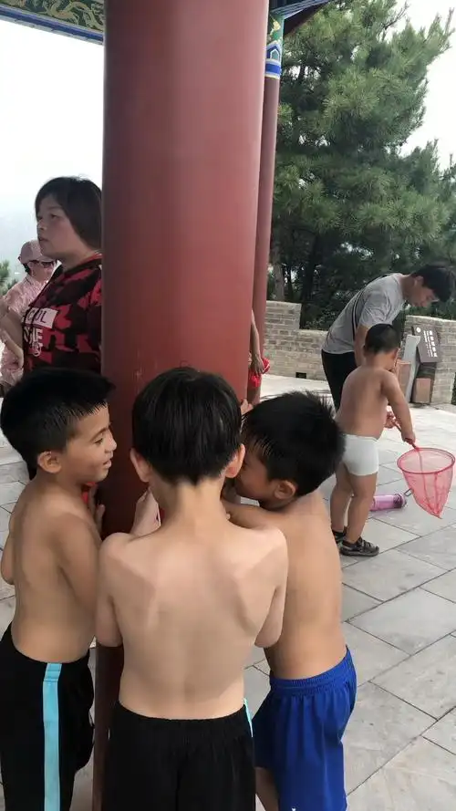 山上还穿着衣服,山上都光着膀子了,夏天登山招罪啊