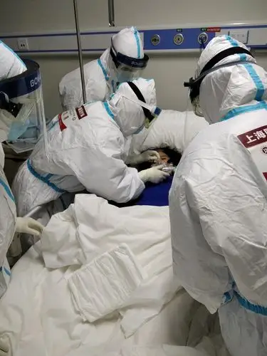 冯教授在为病患调整呼吸机.