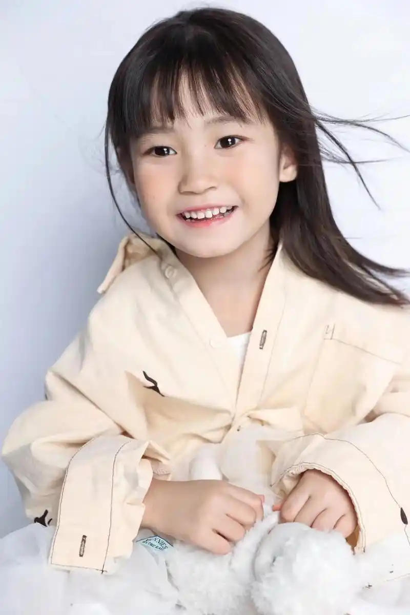 小公主的第二套个人写真集照#儿童写真摄影 # - 抖音