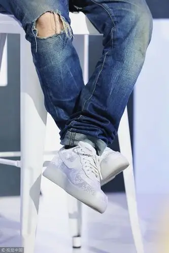 "新晋奶爸"陈冠希坐板凳插兜不忘耍帅 持麦克风发呆若有所思