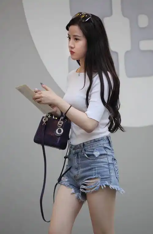 热裤小姐姐的鞋子很有特色,穿起来应该很凉快_因为_女生_牛仔