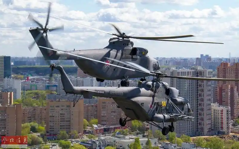 米-26重型运输直升机与米-8直升机编队飞抵莫斯科城区.