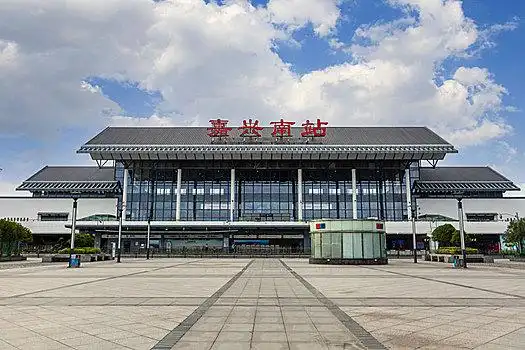 蓝天白云下的浙江省嘉兴南站