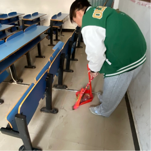 我为同学做件事教室大扫除