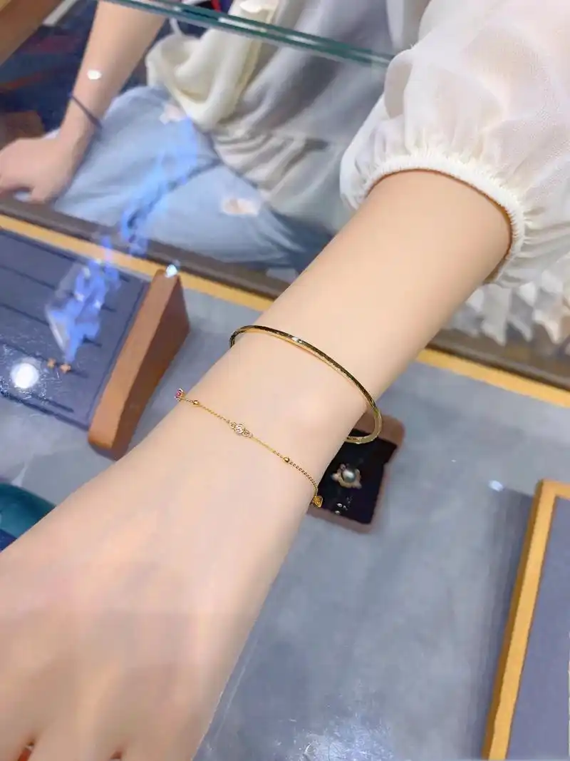 手细女孩必戴的金手镯!叠戴也太好看了吧!