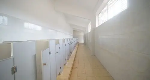 红原县藏文中学开展"厕所革命",打造美丽校园