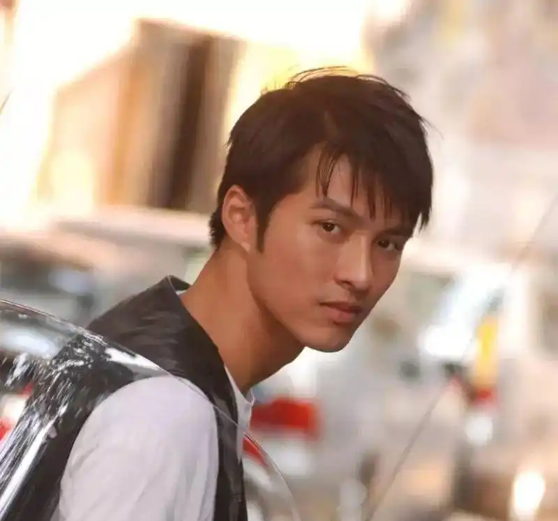 41岁"弟弟专业户"黄嘉乐,出道18年不红还在坚持,让人佩服