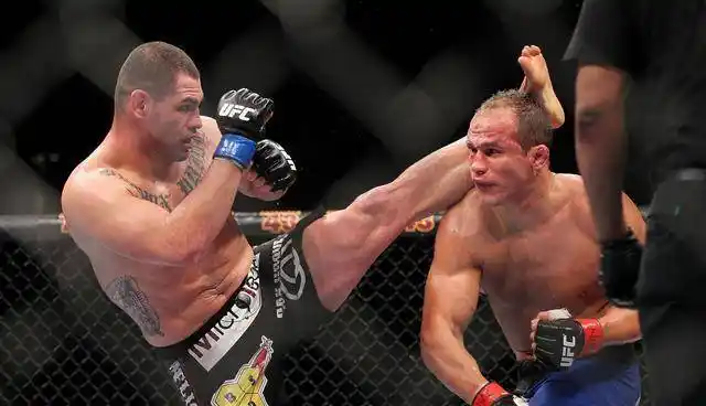 在被羁押八个月后前ufc重量级冠军凯恩在谋杀未遂案中获准保释_哈里