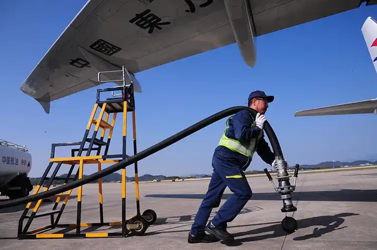 医生在放心飞潮汕机场地勤机务队保障每一个航班安全