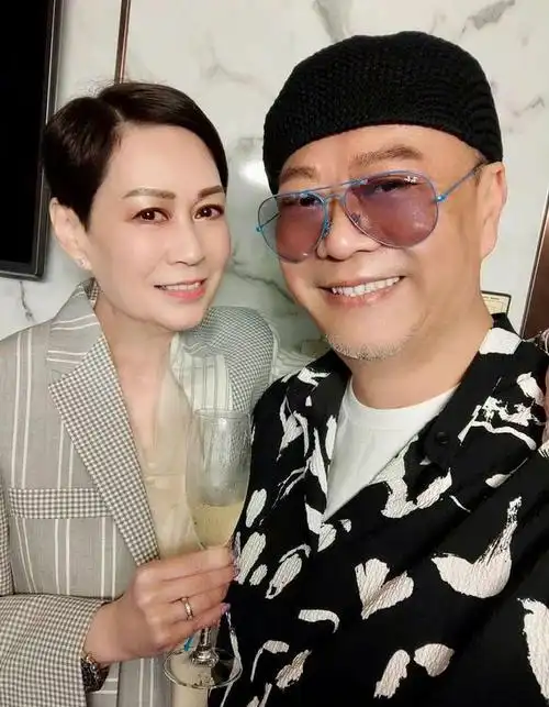 7月28日,欧阳震华迎来了自己的61岁生日,他晒出生日当天与妻子傅洁娴