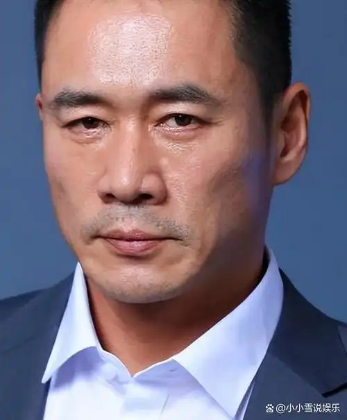 回顾:53岁丁海峰近照曝光,在树林砍柴烤肉,豪宅展现奢华生活