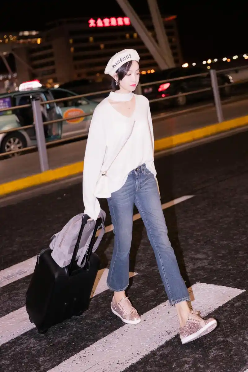 [宋茜][新闻]180919 宋茜启程米兰时装周 贝雷帽搭配牛仔裤清爽可人