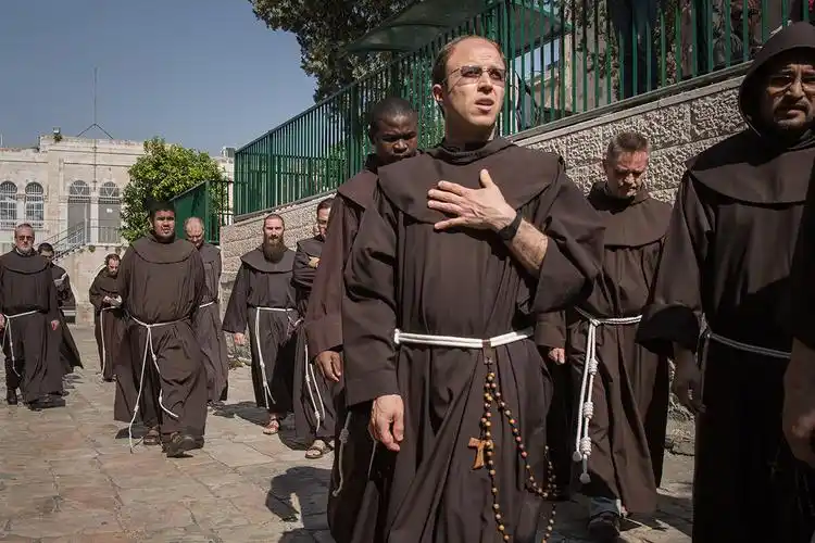 2015年6月12日,天主教方济各修会的神职人员聚集在苦路(via dolorosa)