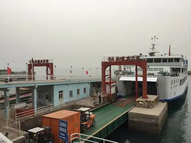 来到了心心念念的青岛轮渡站心想一定要再次感受下轮渡结果是哈哈都是