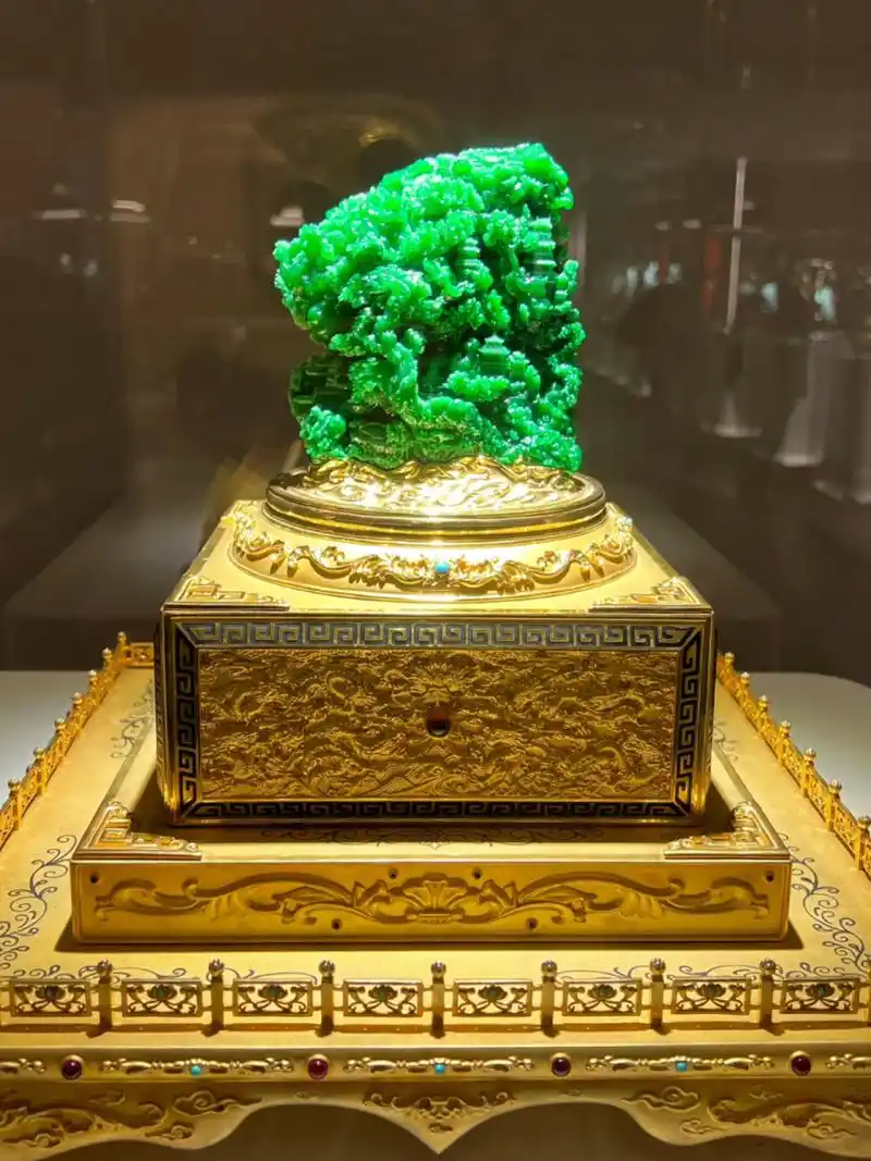 带你来欣赏顶级翡翠珠宝精品展 影混鸳鸯色,光含翡翠容.