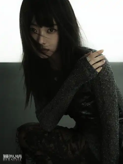 谭松韵seven瑞丽伊人风尚十月23周年封面人物,复古短发的俏丽,黑色