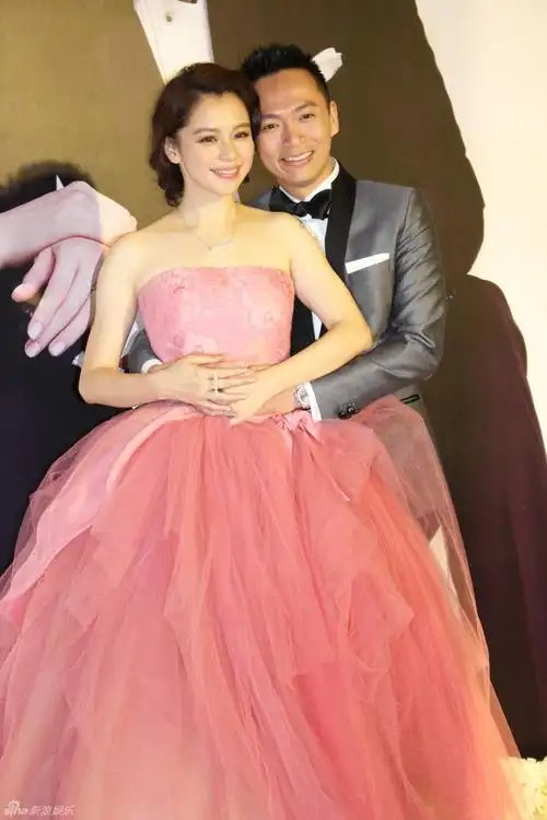 徐若瑄穿粉色婚纱补办喜宴称希望生男孩
