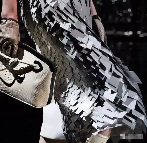 未来科技感服装用了这些手段瞬间穿越到3017年