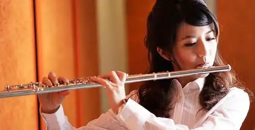 吹长笛的正确口型图片_长笛吹奏的正确口型是如何的