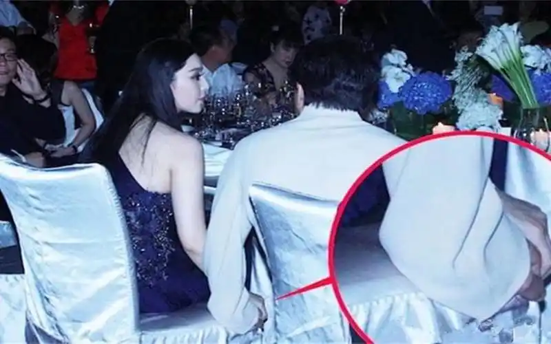 范冰冰成龙酒桌上并肩而坐,桌底下动作引注意,网友:非同一般