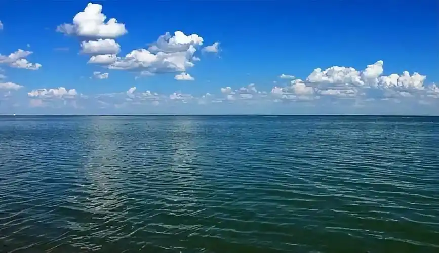 贝尔湖古称"捕鱼儿海",位于呼伦贝尔草原的西南部边缘,是中蒙两国共有