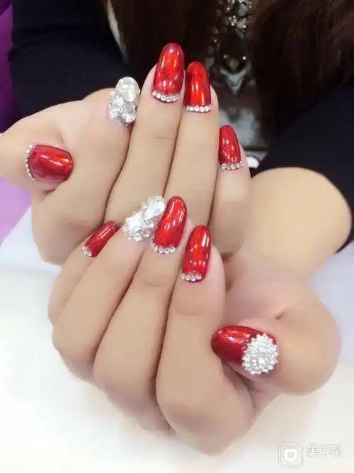 圆形新娘红美甲图片