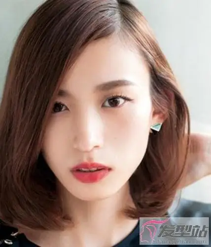长脸女生适合剪什么短发 这样剪发打造完美脸型_发型站_最新流行发型