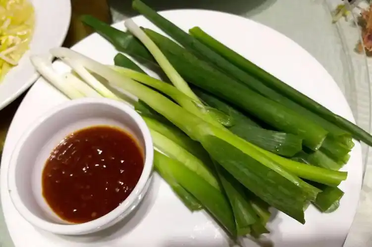 鲜美海鲜大葱蘸酱手工煎饼地道山东风味好友相酌过五一