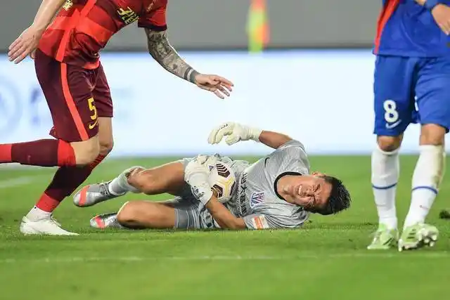 34岁国足门神太拼了!两根肋骨骨折却完成神扑,池文一更尴尬了