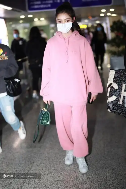 街拍林允粉色卫衣套装balenciaga手袋甜美可爱