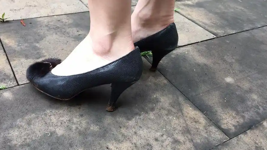 一路风尘仆仆,美丽的高跟鞋粘满了红泥巴,座驾也因导航没有信号误入