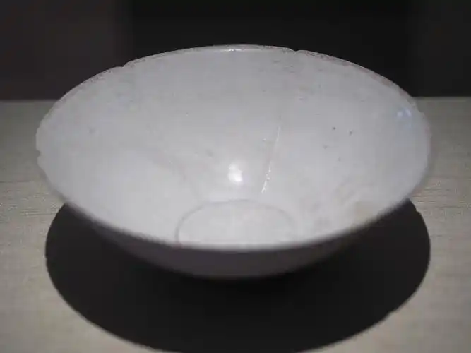 南宋定窑六出大碗苏州博物馆藏