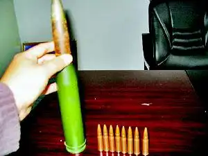 高射机枪子弹惊现路边塑料袋 直径约5厘米重约5公斤