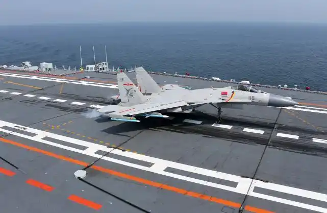 中国40艘舰艇,除了辽宁舰之外,绝大多数是中小型舰艇,总排水量在20万