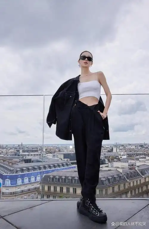 钟楚曦时尚大片释出,身穿白色吊带露肚脐,身材比例超好腿长惊人