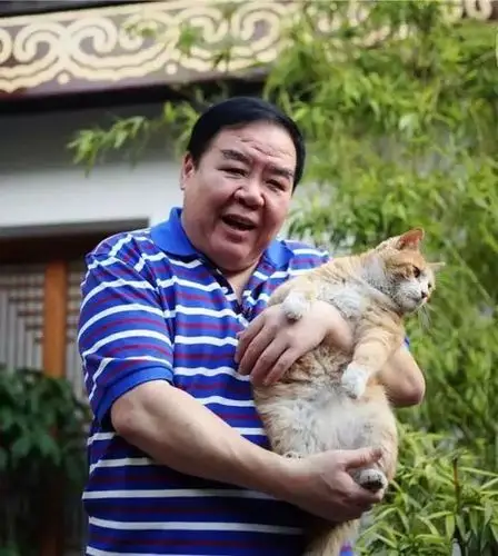 他是最胖喜剧港星,欠债2千万沦落到跑龙套吃泡面,曾被传死亡却活得比