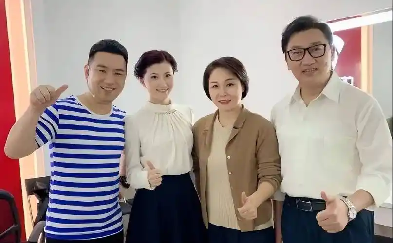 原创梁宇19岁成为广东台主持人27岁娶了女同事云菲现在当了领导