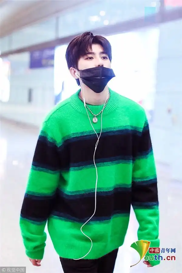 蔡徐坤穿绿毛衣清新养眼 迷妹全程跟拍人气爆棚