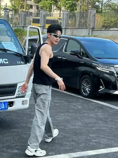 怀柔王子穿老头背心都是气质杠杠的