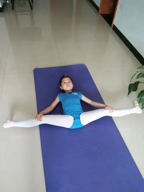 徐钰涵展示舞蹈基本功