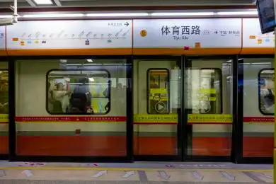 体育西路地铁站列车准备发车