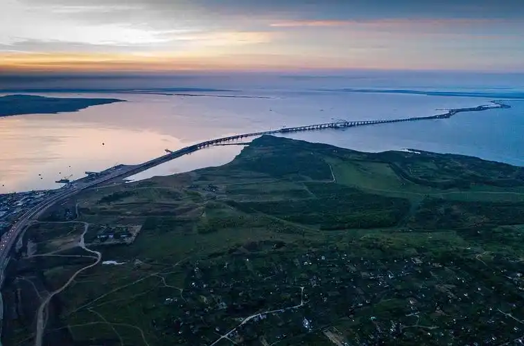 克里米亚大桥坐落于刻赤半岛与塔曼半岛中间,横跨刻赤海峡(海峡两侧是