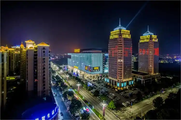 便是古镇的中心区域,益华百货,古镇人民广场,镇政府,星光联盟等都矗立