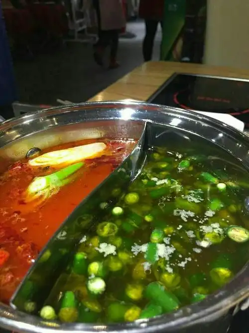 青一色绿色火锅,优美雅致的环境,复合着特色青香劲辣的青一色青椒锅底