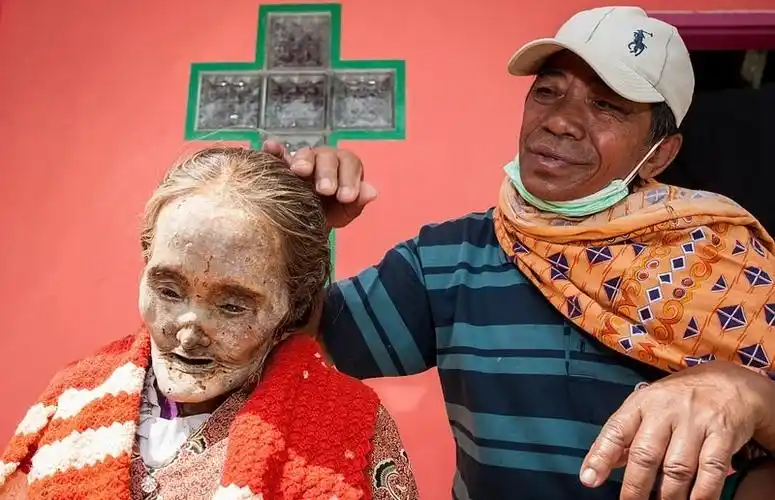 印尼迎鬼节亡者穿红戴绿重见天日