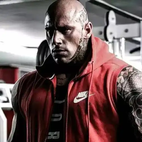 他 强壮的外型 被不少电影公司看中 并在《终极斗士4》饰演" 梦魇"