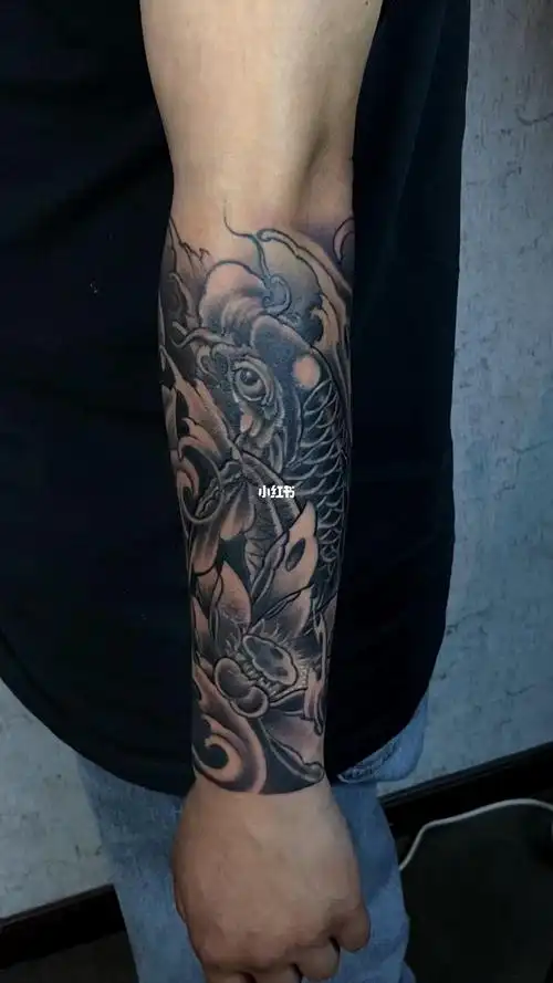 传统鲤鱼包小臂纹身